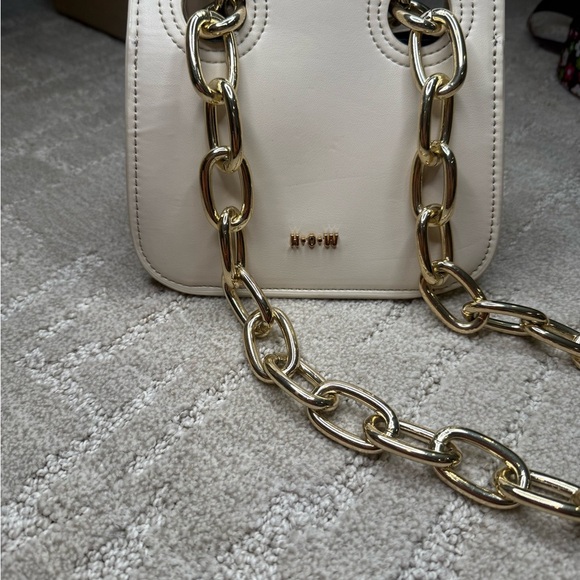 Chic Winter White Mini Bag with Gold Chain - Picture 4 of 8